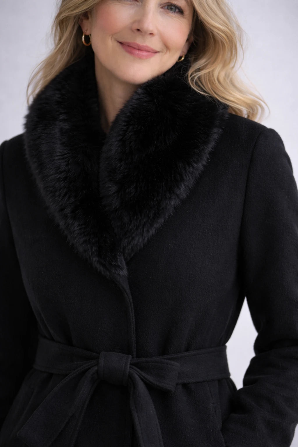 Manteau long élégant avec col en fausse fourrure