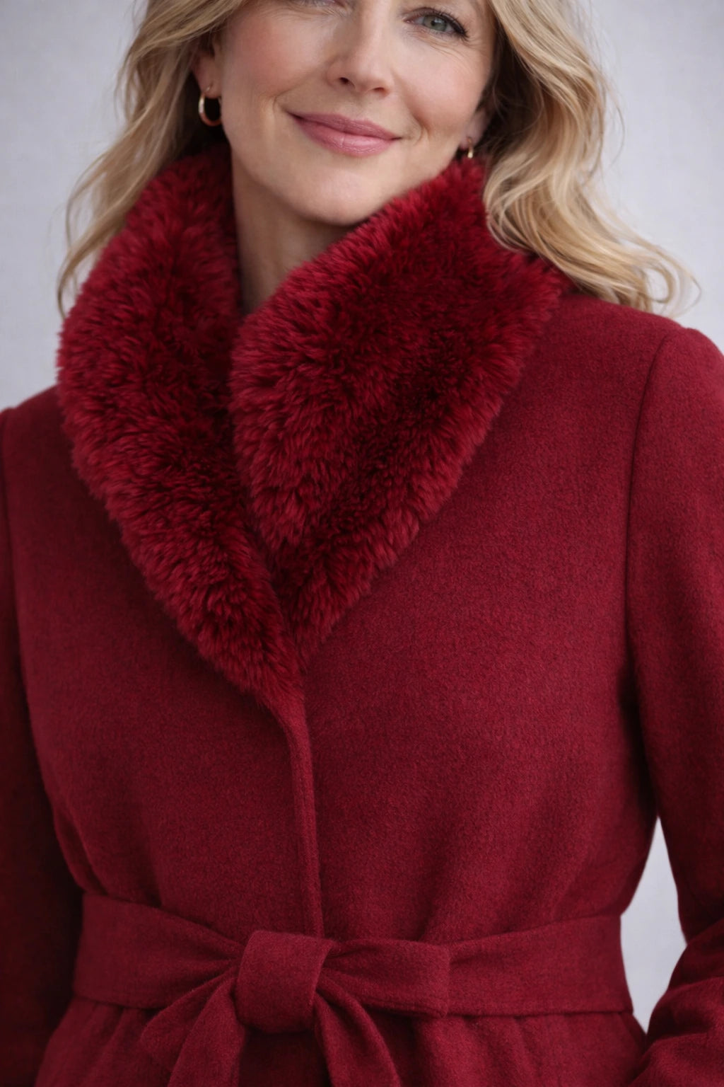 Manteau long élégant avec col en fausse fourrure