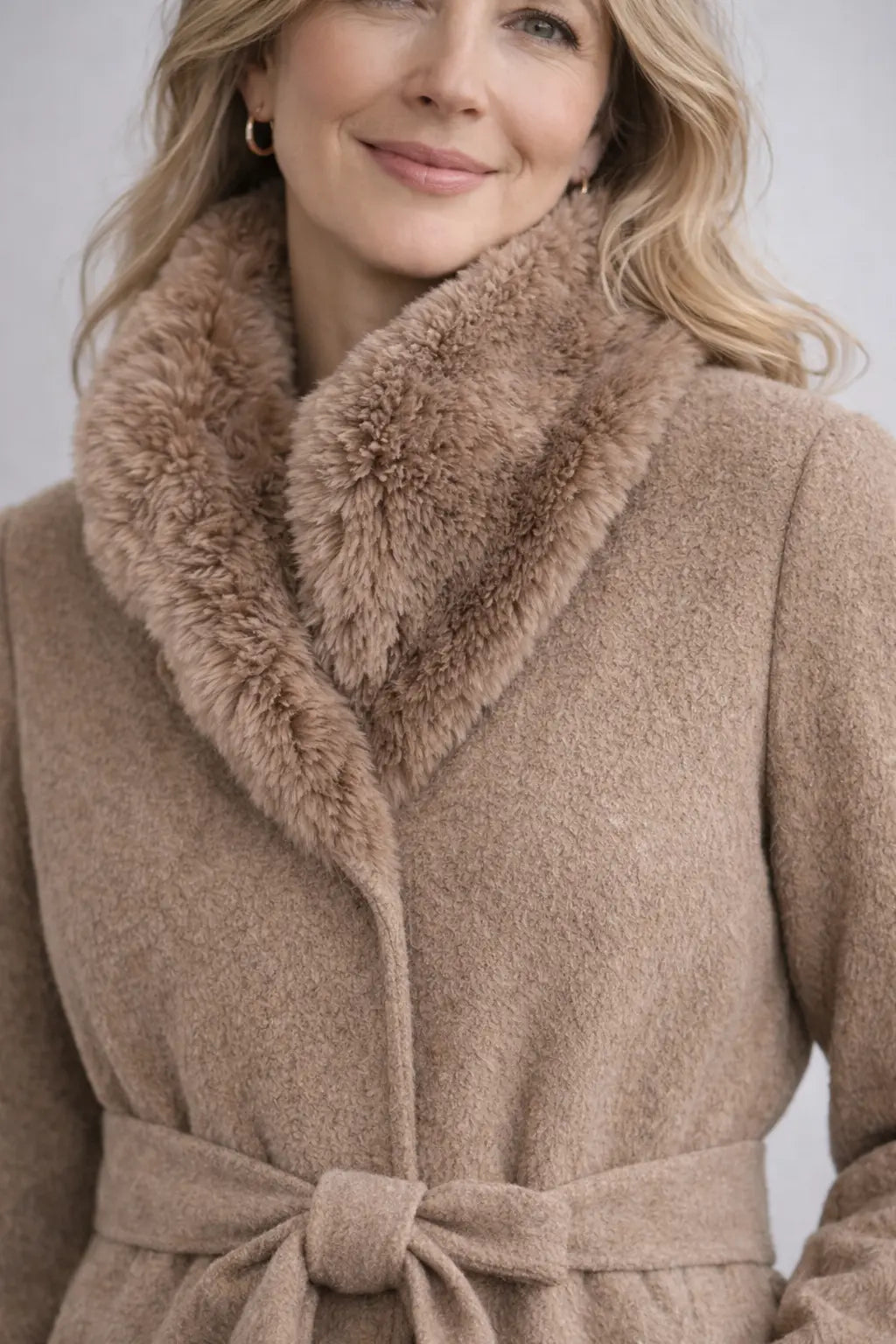 Manteau long élégant avec col en fausse fourrure