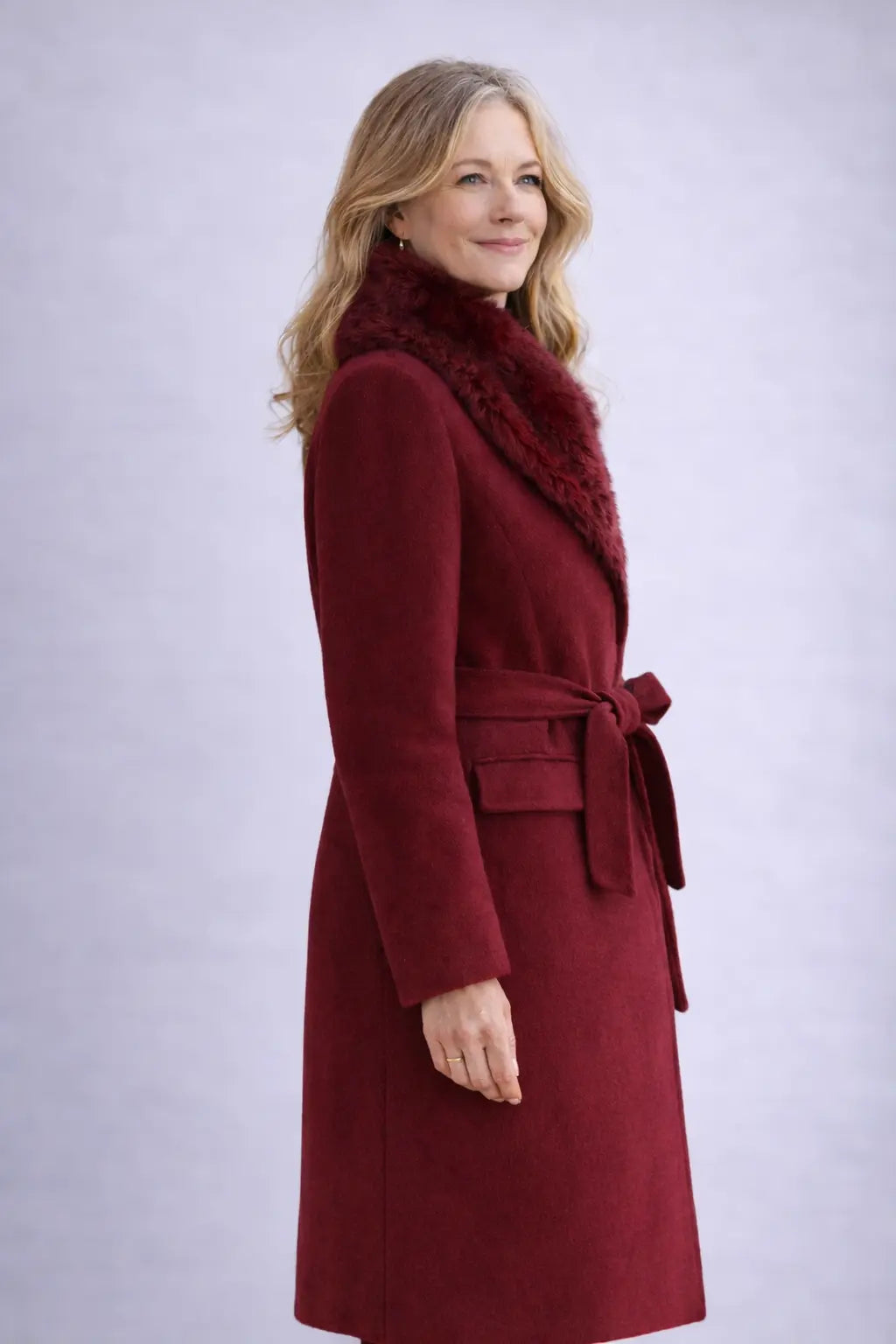 Manteau long élégant avec col en fausse fourrure